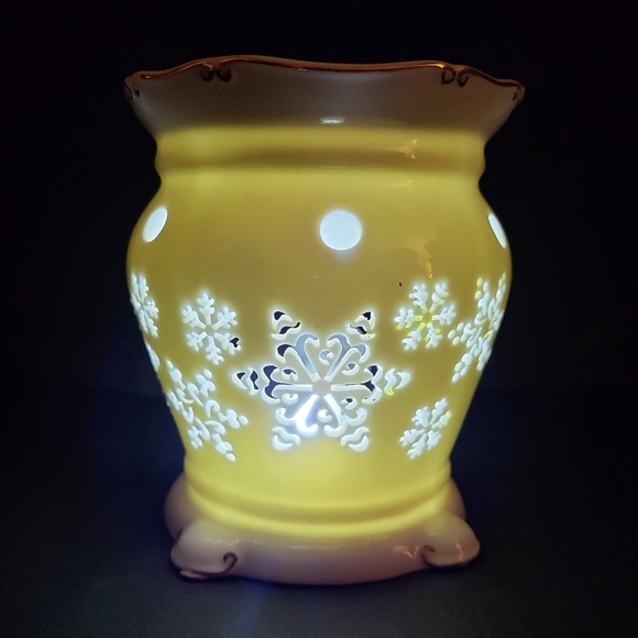Yankee Candle Snowflake Wax WARMER Cream Cut Outs Gold Trim 5" Tealight - Picture 3 of 15